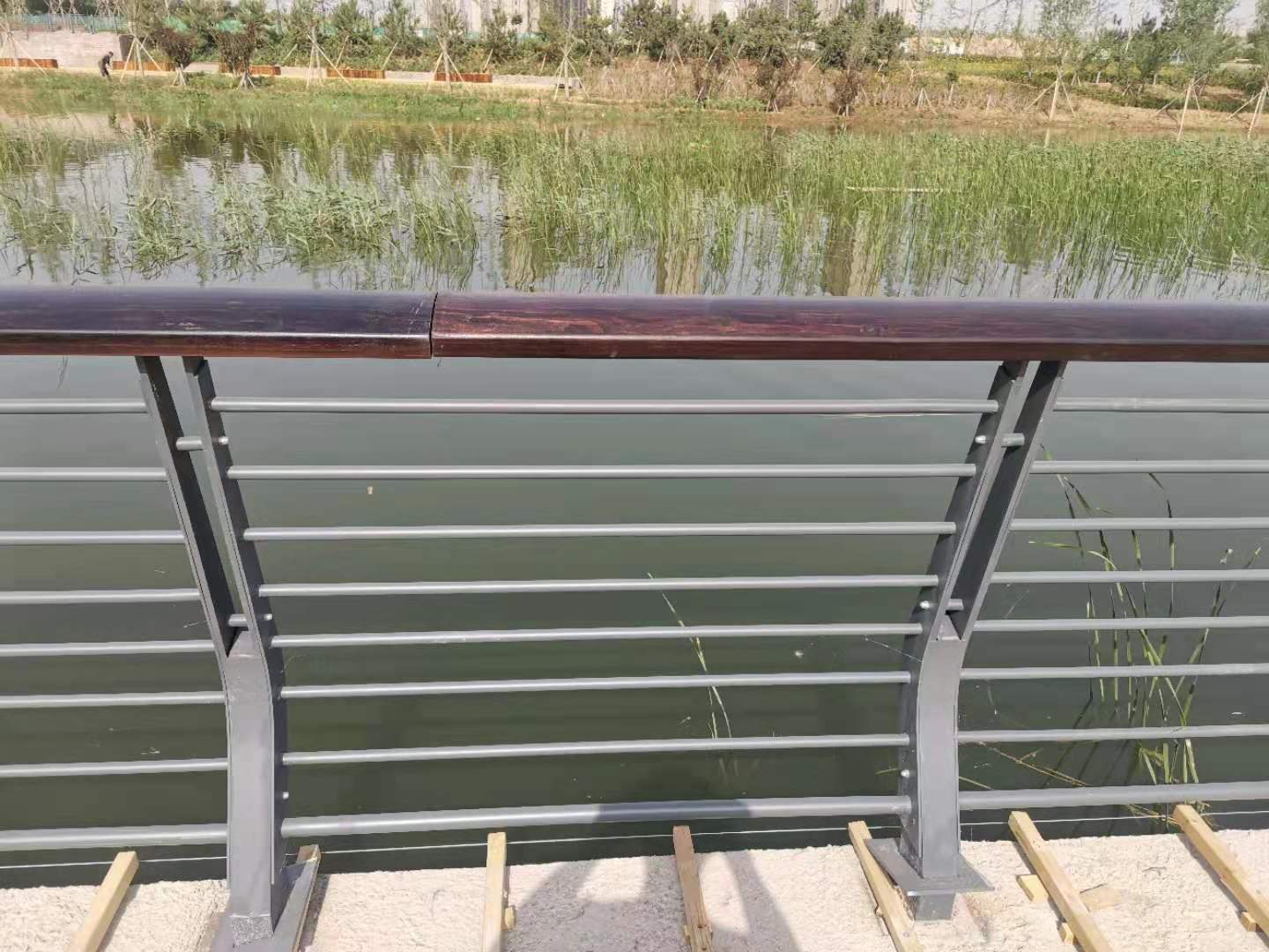 铁岭市桥梁防撞护栏铝合金护栏 - 方案